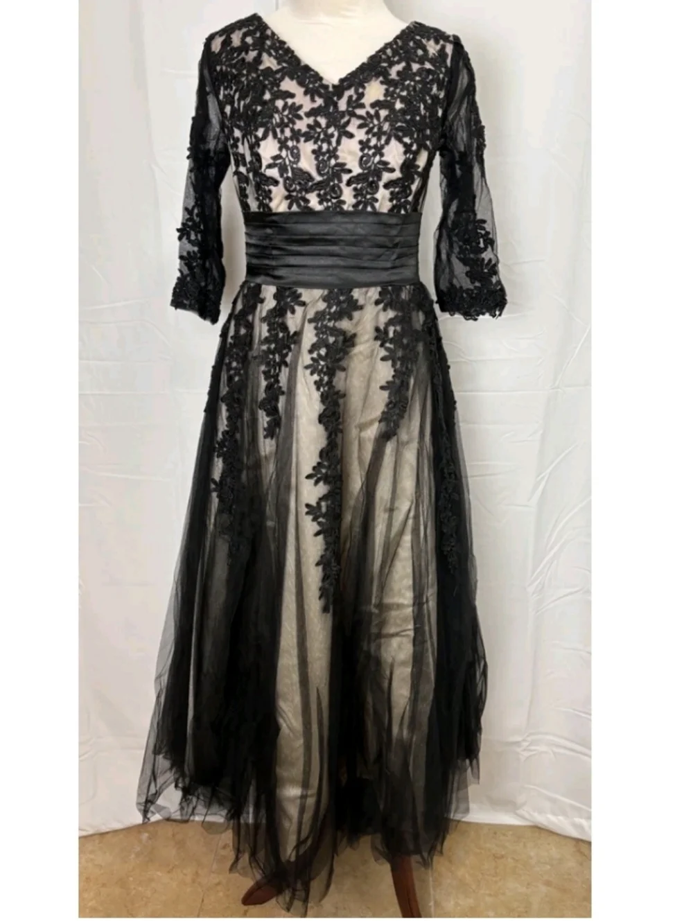 Elegant Black Lace Overlay Midi Dress - Taupe Underlay - Picture 2 of 8